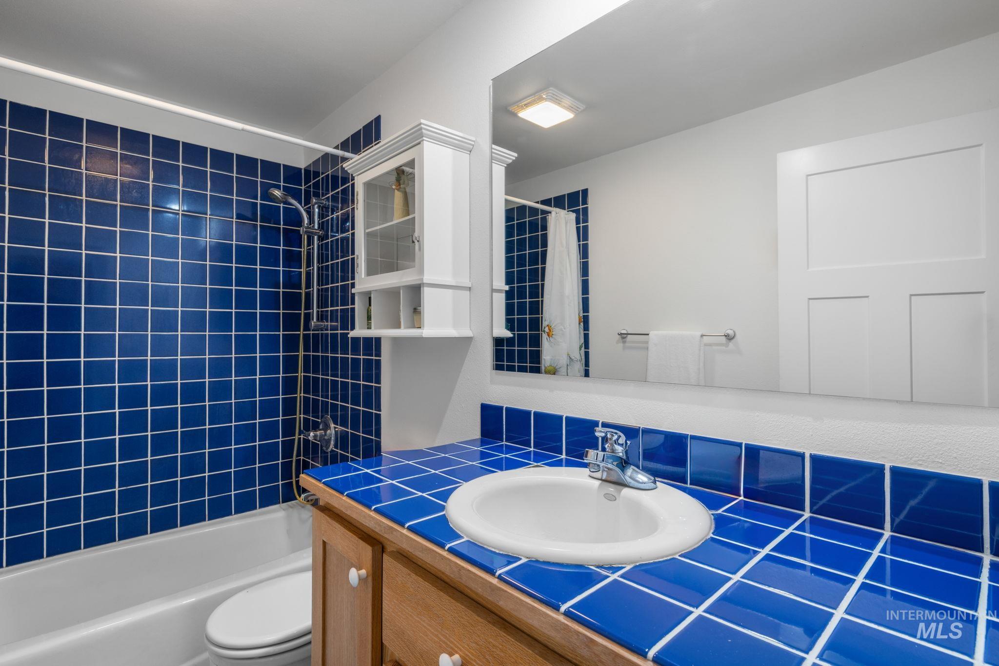1199 Walker Road Viola, ID 83872 - Photo 26 of 50 Bathroom featuring vanity and shower / bath combo