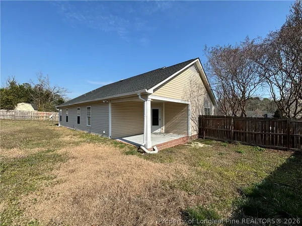 a view of a house with backyard