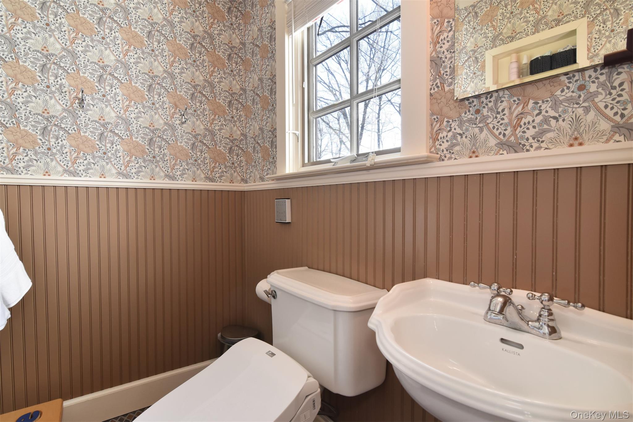 116 Potter Road Scarsdale, NY 10583 - Photo 17 of 38 Half bath within primary bedroom suite.
