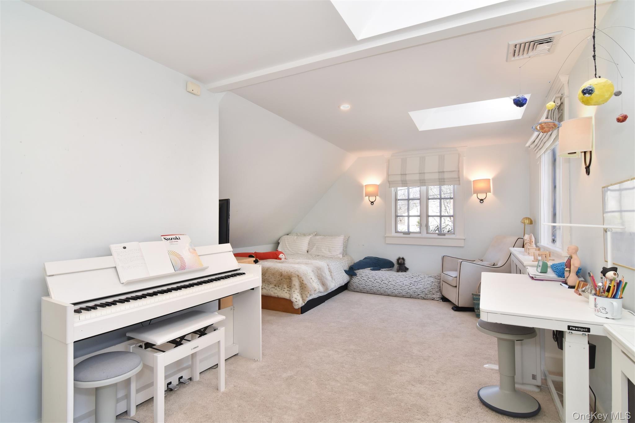 116 Potter Road Scarsdale, NY 10583 - Photo 18 of 38 Large bedroom.