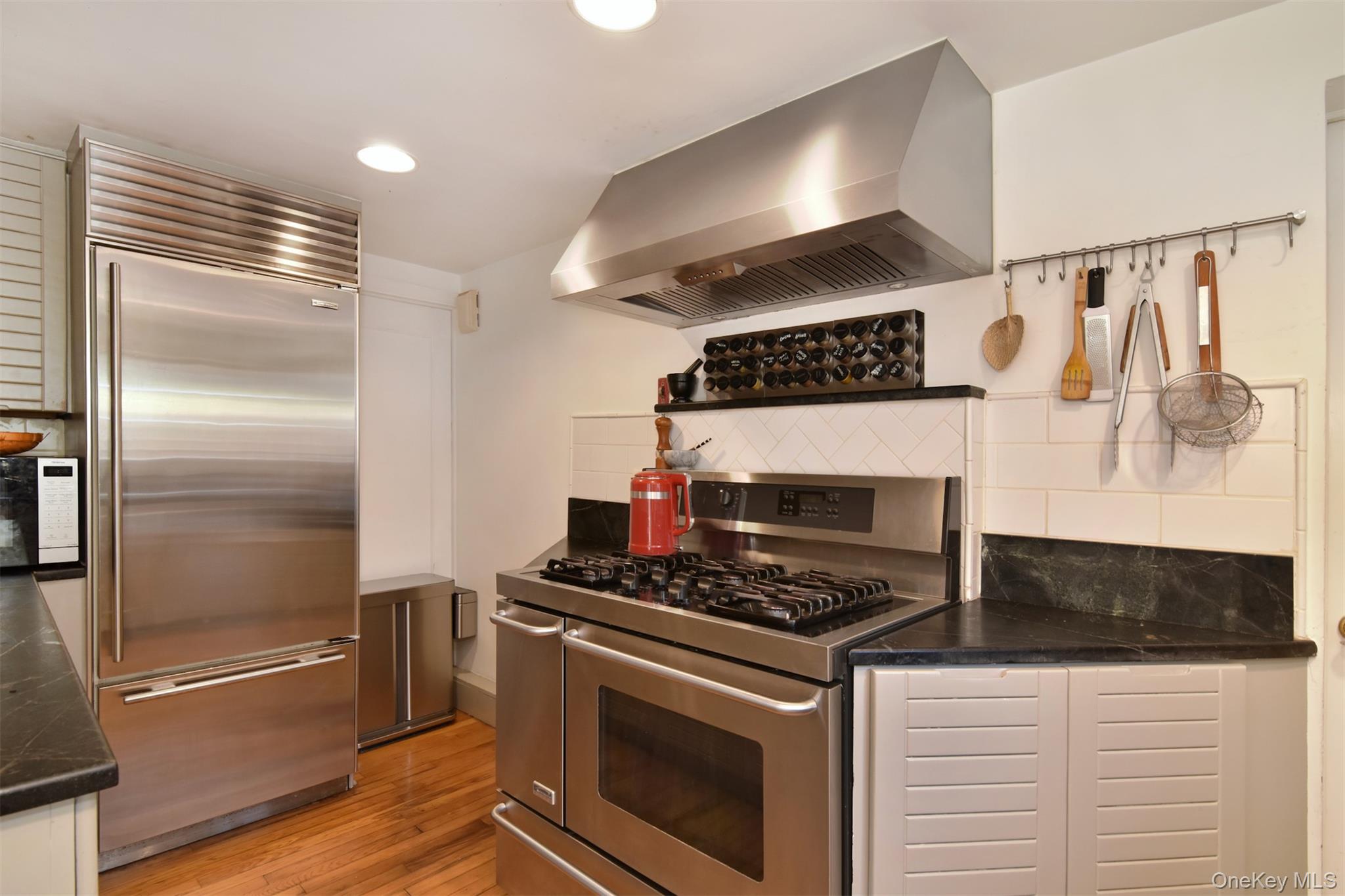 116 Potter Road Scarsdale, NY 10583 - Photo 10 of 38 Kitchen showing subzero refrigerator and large range.