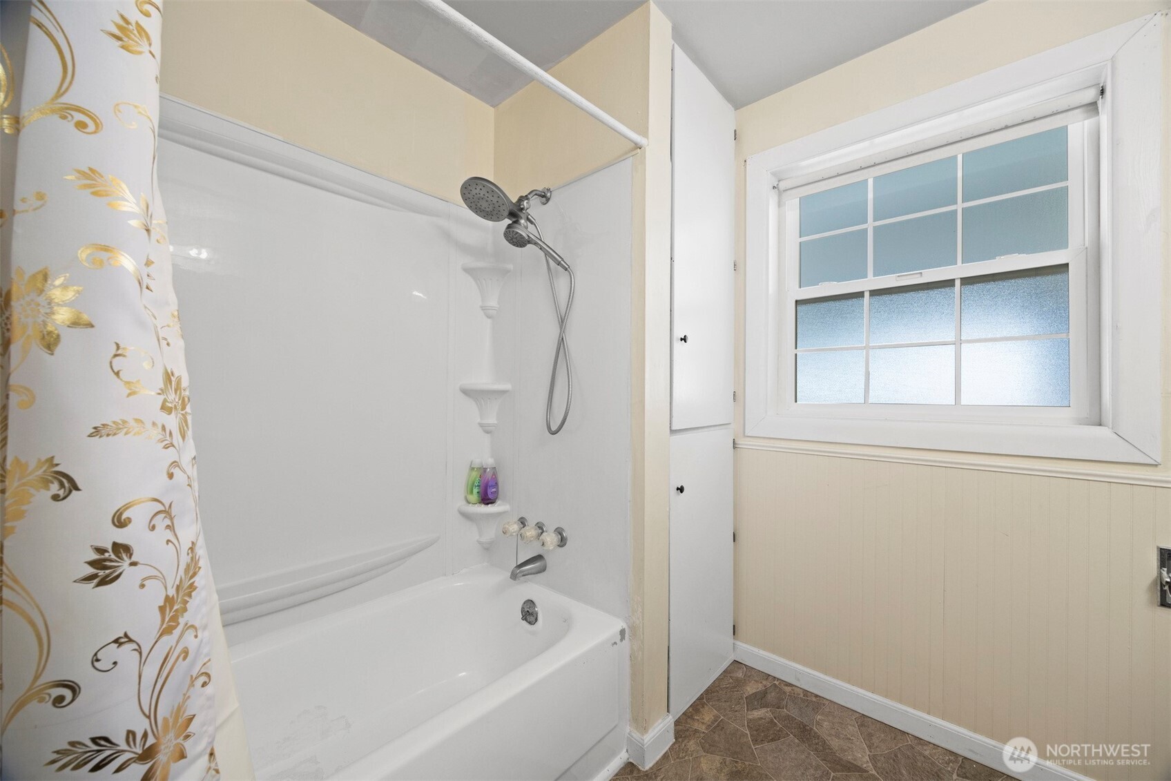8429 Nooksack Road Everson, WA 98247 - Photo 22 of 38 a bathroom with a bathtub and shower