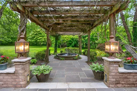 $3,900,000 | 1 Springwood Path, Syosset, NY 11791