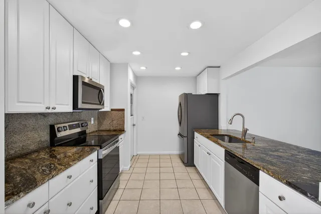 a view of a livingroom with a ceiling fan hardwood floor and a ceiling fan