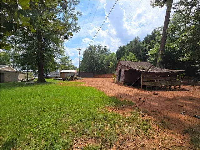 a view of a yard with of a house