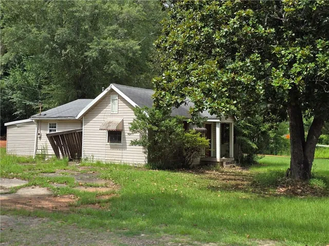 a view of a house with a yard