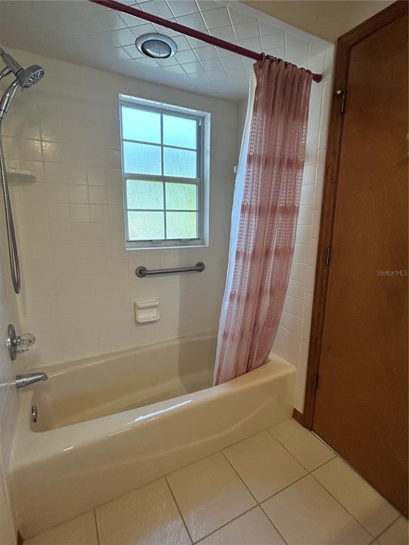 9528 Southeast 70th Terrace Ocala, FL 34472 - Photo 18 of 43 a bathroom with a bathtub and shower
