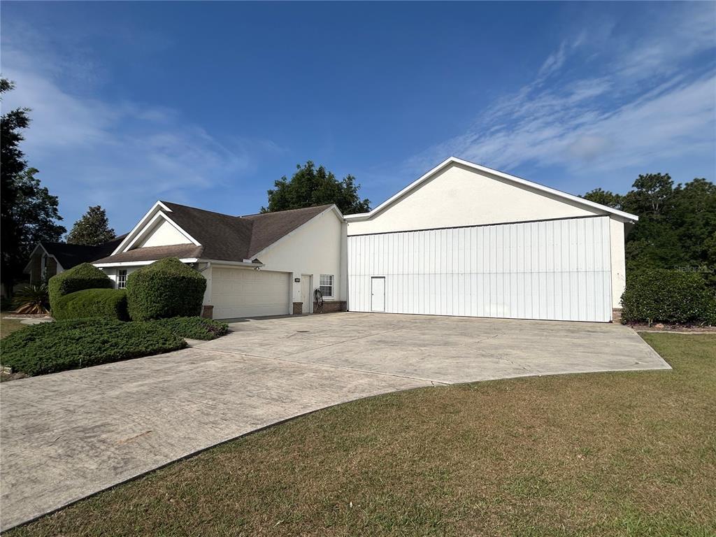 9528 Southeast 70th Terrace Ocala, FL 34472 - Photo 33 of 43 a view of garage and yard