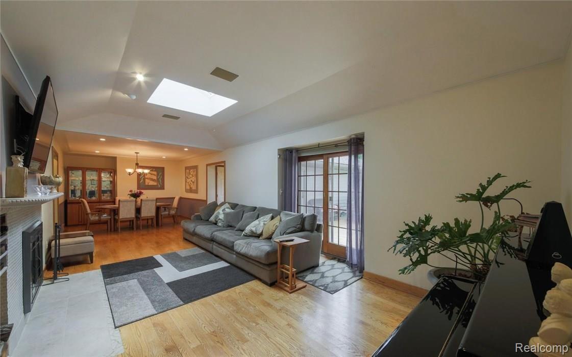 17949 Merriman Road Livonia, MI 48152 - Photo 9 of 36 8.jpg