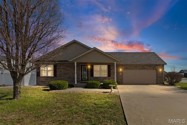 $279,900 | 5 North Harvest Crest Court, Highland, IL 62249