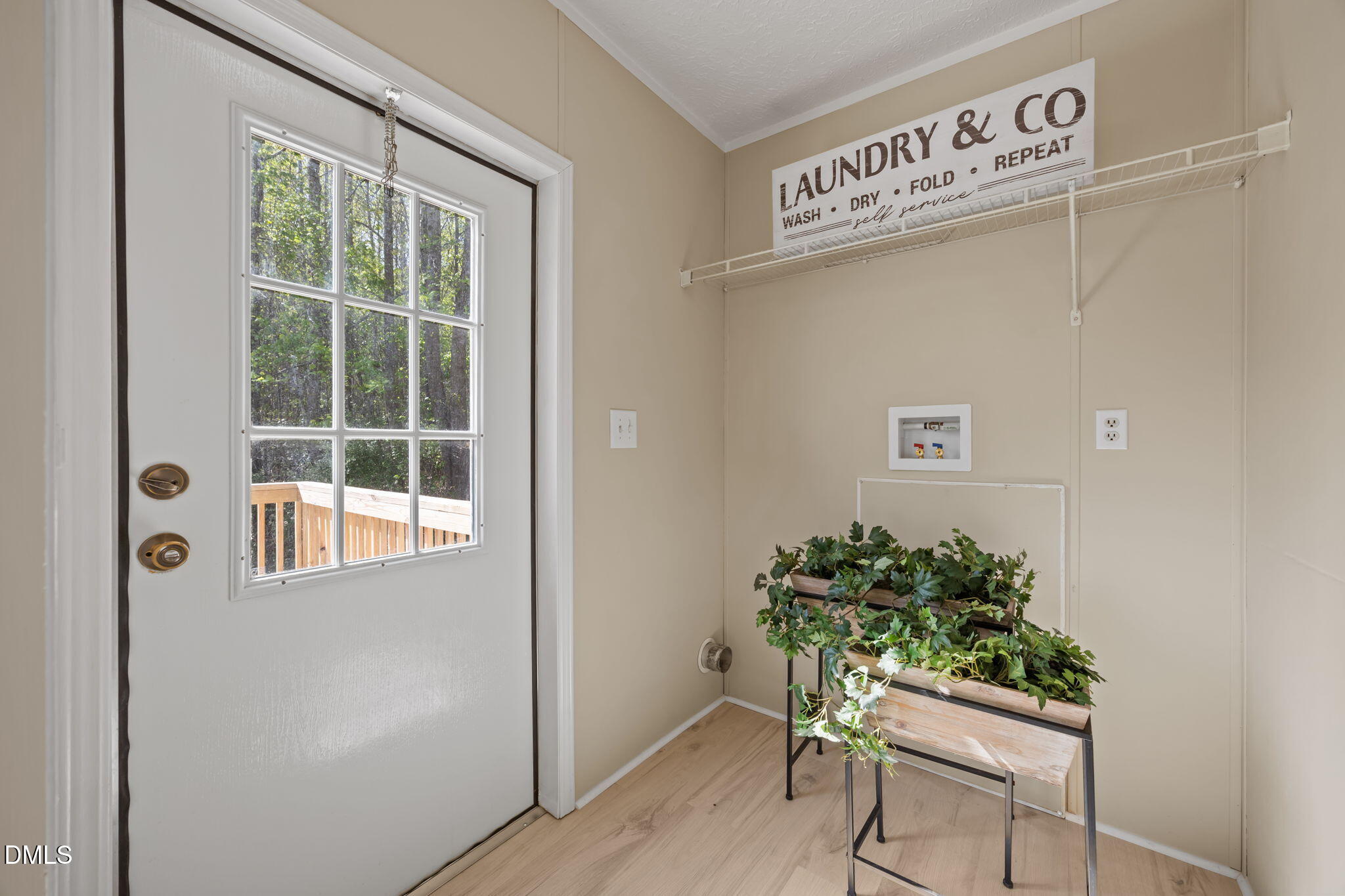 721 General Green Road Kittrell, NC 27544 - Photo 28 of 36 a room with a table and a potted plant