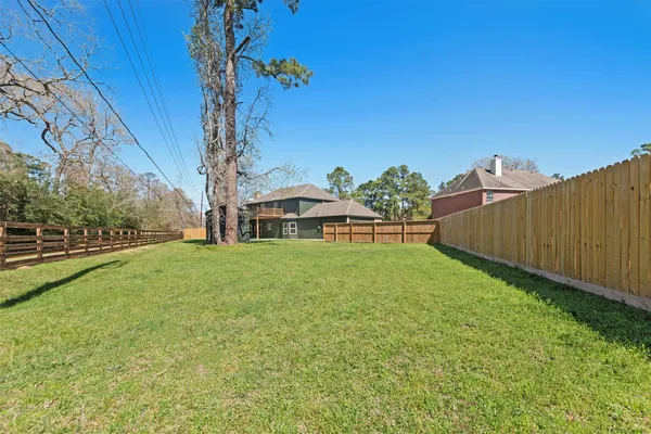 a view of a house with backyard and garden