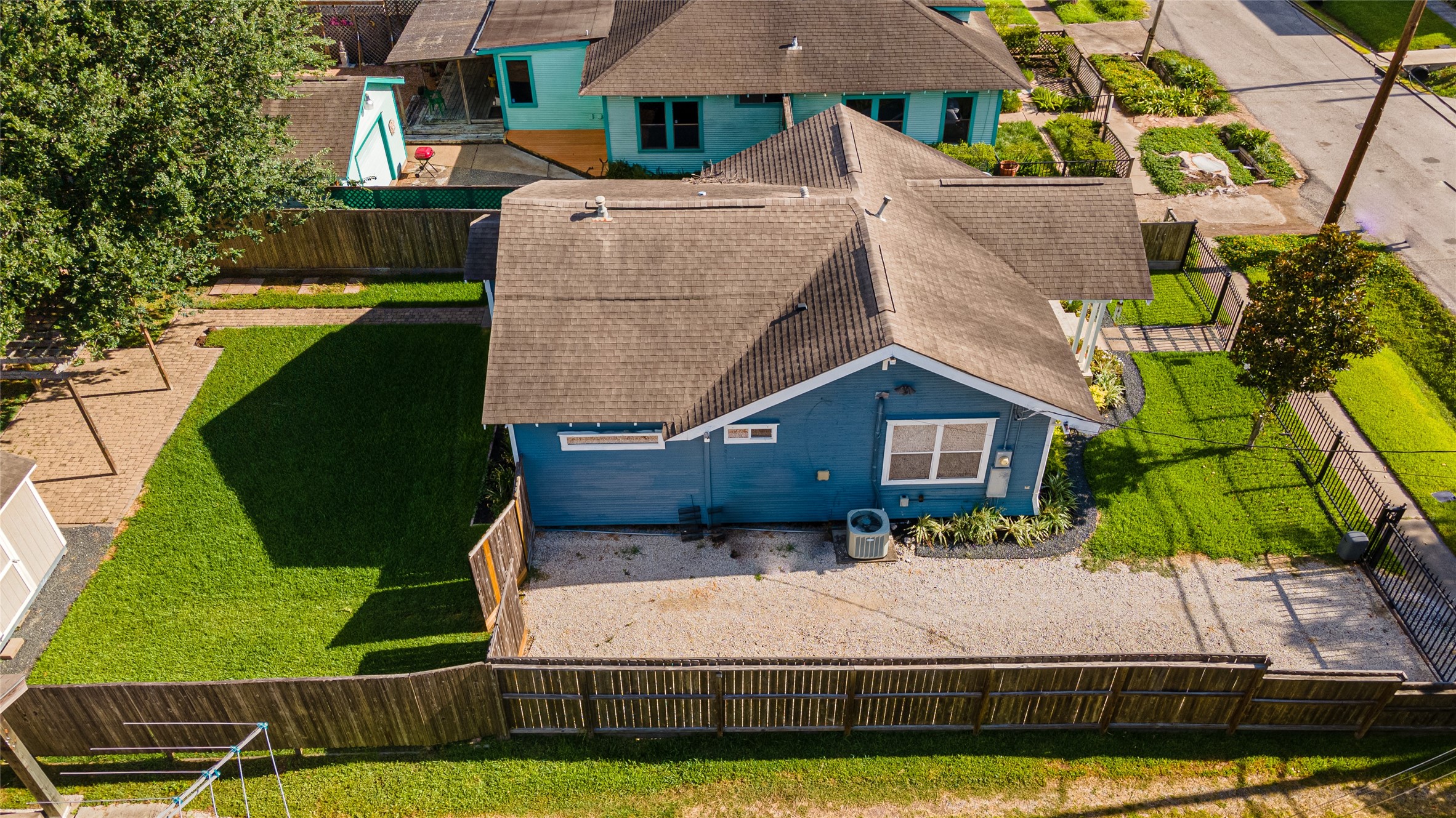 2009 Singleton Street Houston, TX 77008 - Photo 6 of 24 an aerial view of a house