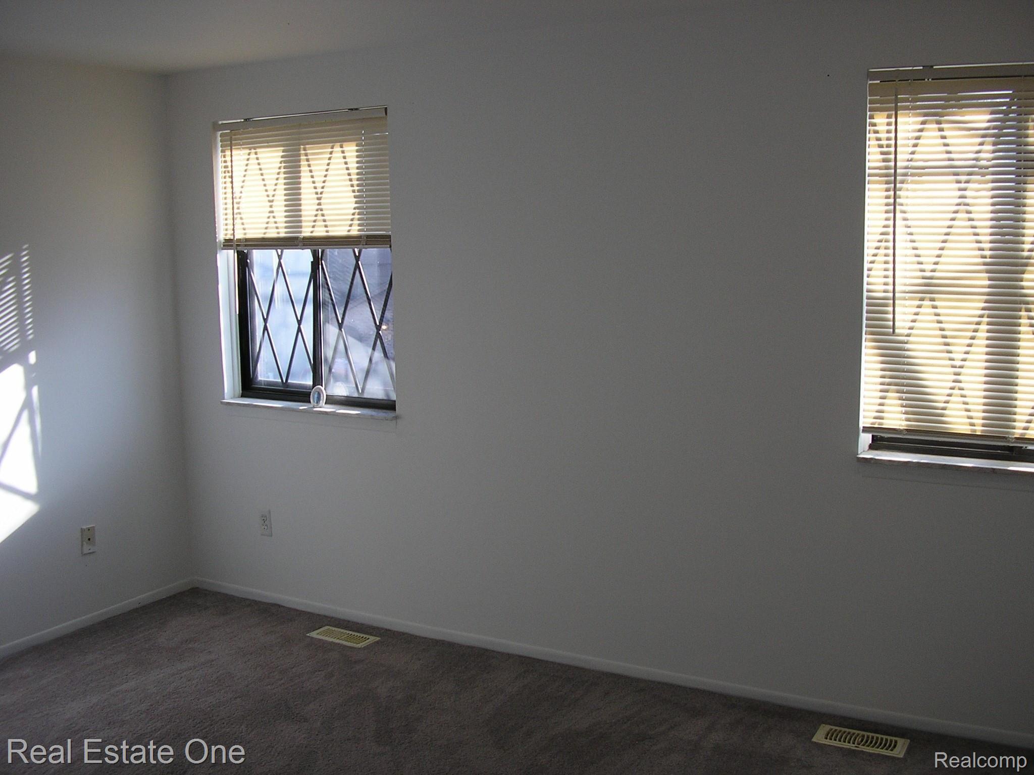 1970 Pondview Court, Unit 124 Rochester, MI 48309 - Photo 9 of 13 P1010010.JPG