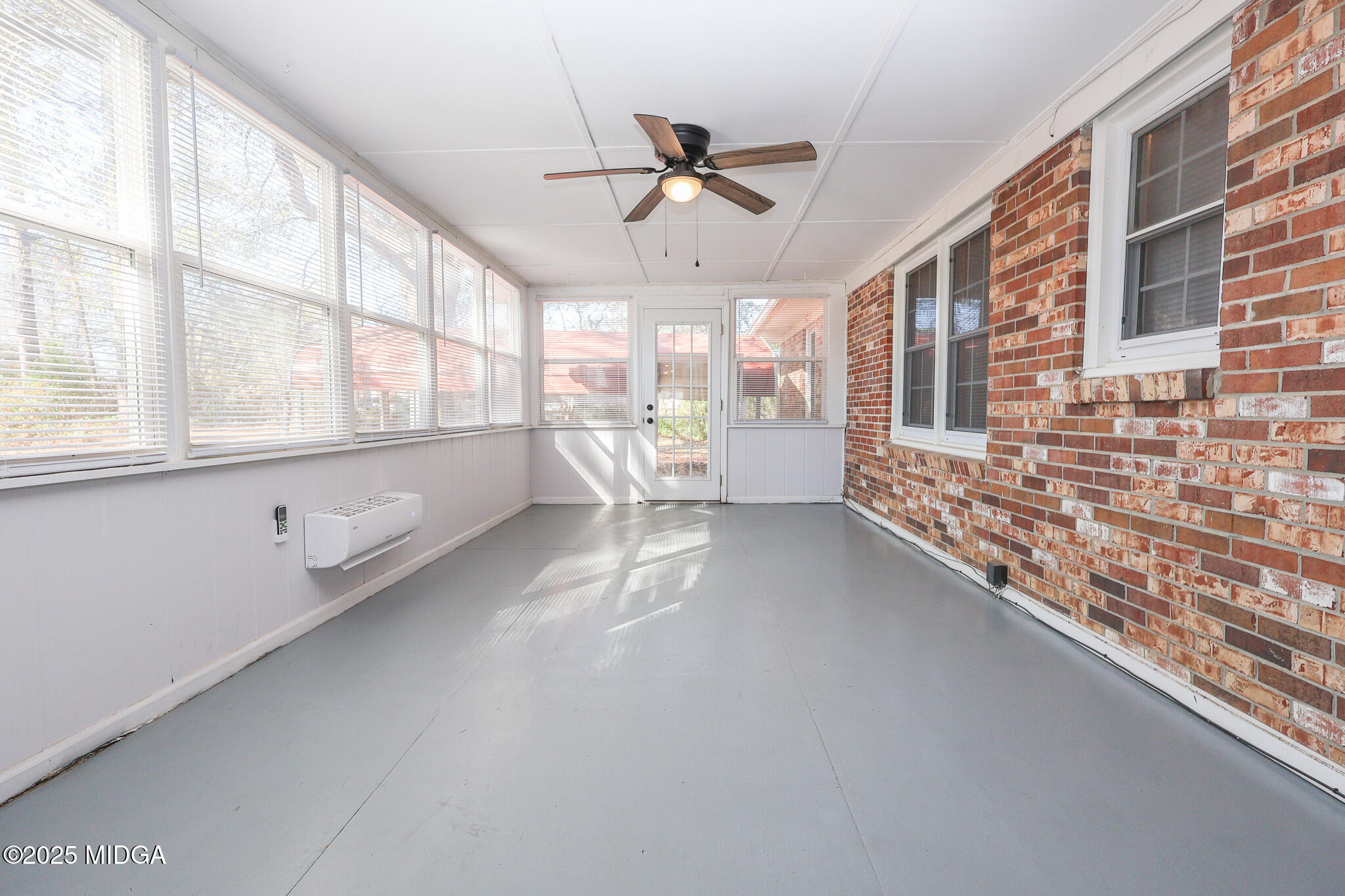 105 Larryton Drive Cochran, GA 31014 - Photo 27 of 34 a very nice looking room with windows