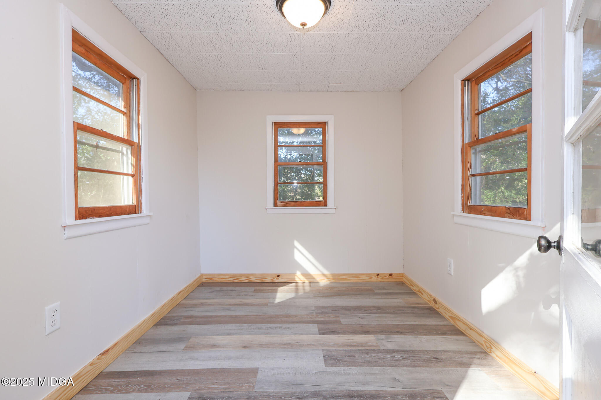 105 Larryton Drive Cochran, GA 31014 - Photo 33 of 34 a room with a bed and a window