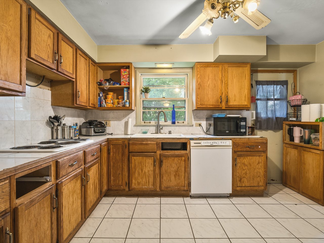219 Walter Court Elgin, IL 60123 - Photo 10 of 36