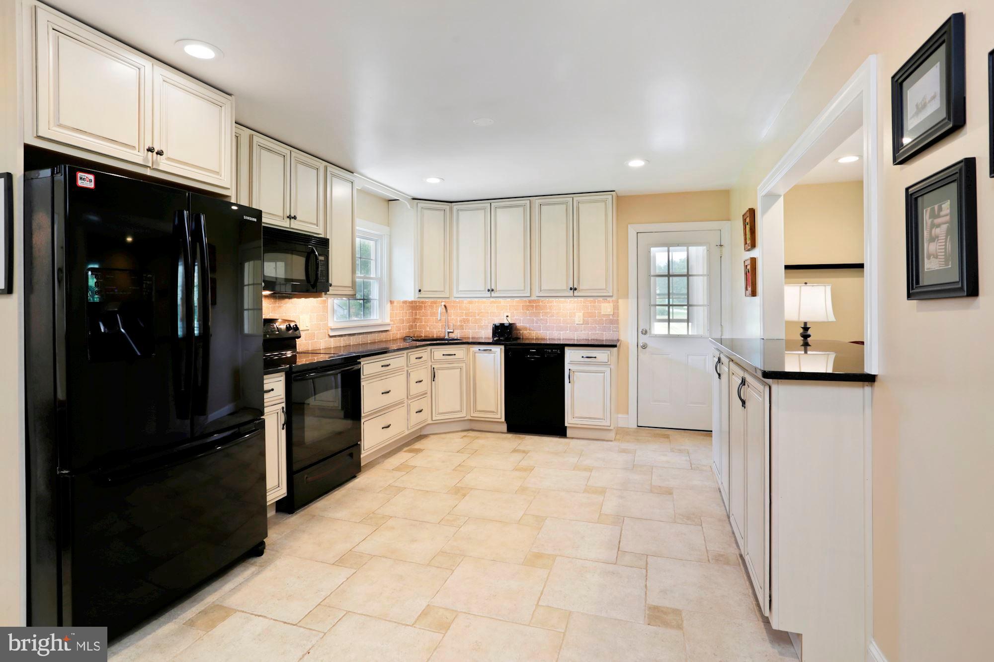 Eat-In Kitchen