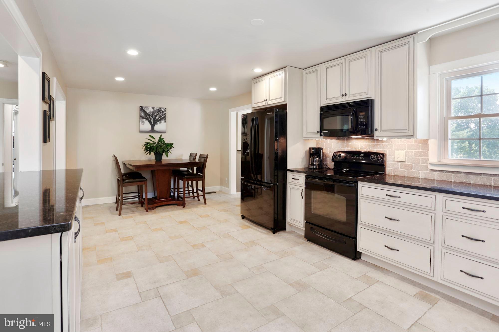 Eat-In Kitchen