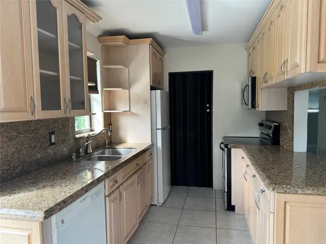 $2,500 | 6101 Northwest 18th Street, Margate, FL 33063