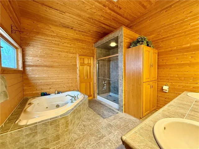 $1,199,900 | 728 Latonka Drive, Mercer, PA 16137