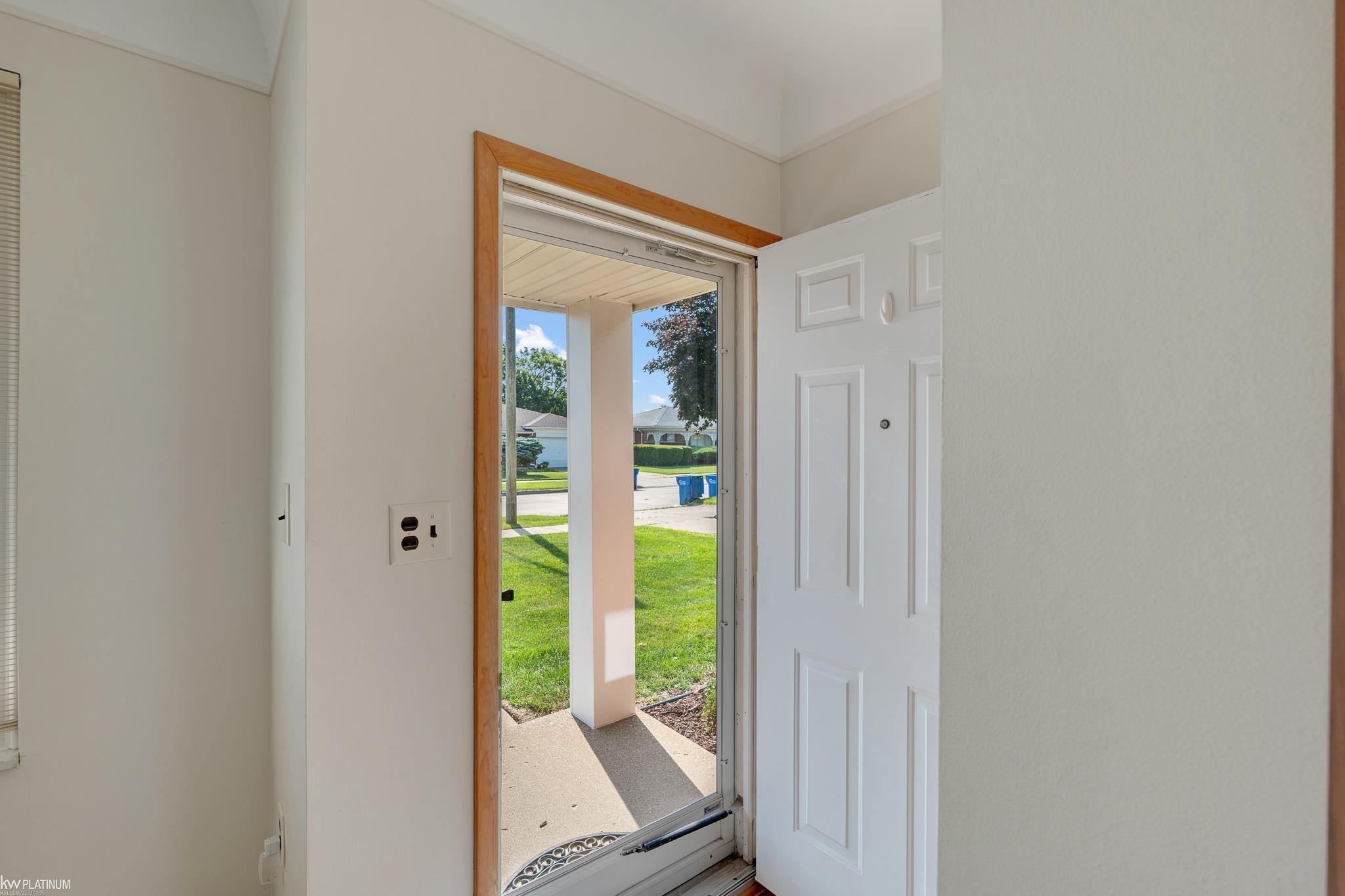 29345 Ridgefield Avenue Warren, MI 48088 - Photo 5 of 31