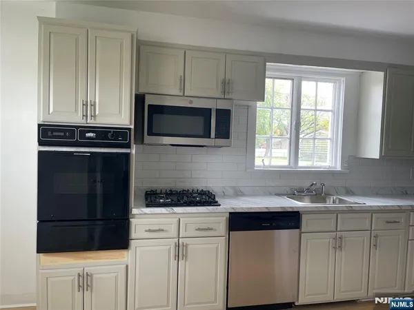 $4,000 | 38 East Ridgewood Avenue, Paramus, NJ 07652