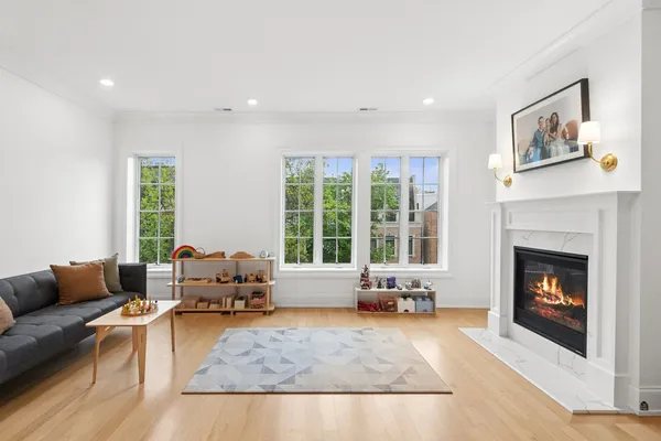 $2,150,000 | 2016 North Howe Street, Unit 3S, Chicago, IL 60614