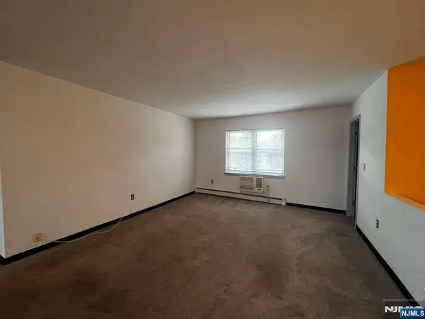 $2,000 | 1130 Valley Road, Unit 2B, Wayne, NJ 07470