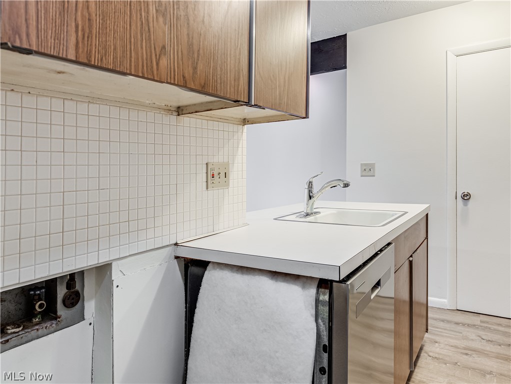 2550 Chamberlain Road, Unit A3 Akron, OH 44333 - Photo 12 of 21 Laundry room with sink, tile walls, and light hardwood / wood-style floors