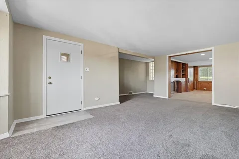 a view of a big room with closet and livingroom view