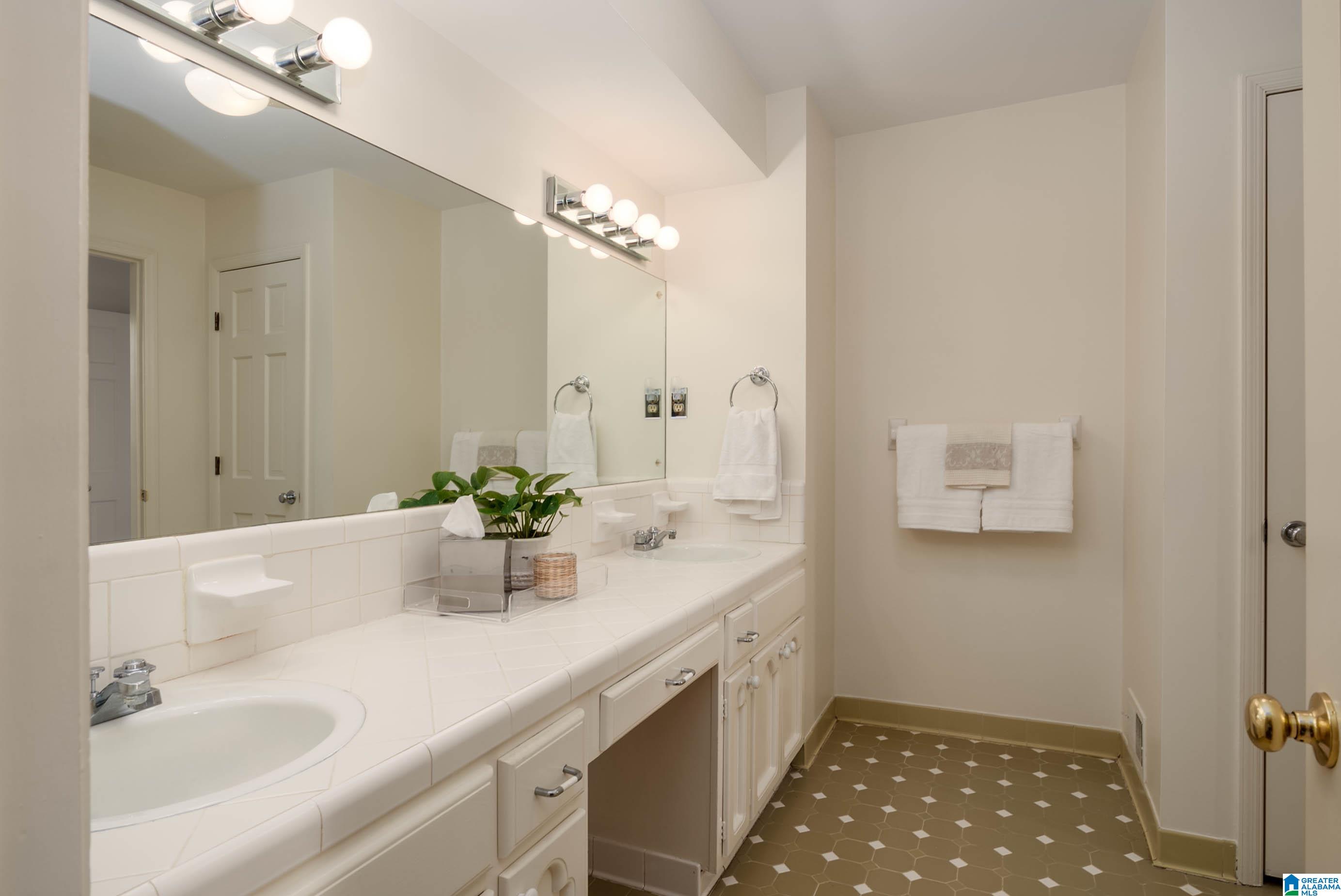 3857 Valley Head Road Mountain Brook, AL 35223 - Photo 20 of 40