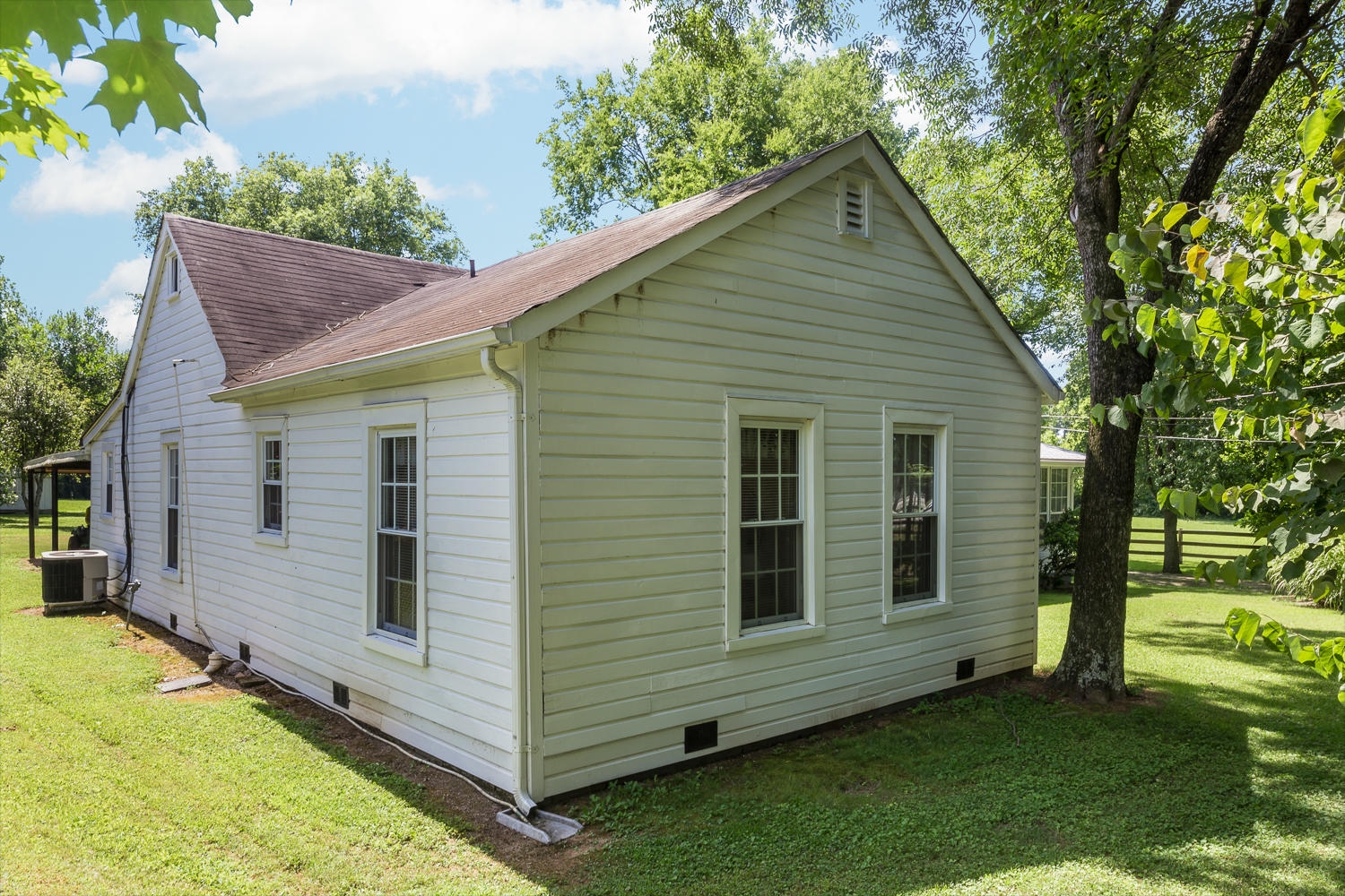 2448 Hickory Valley Road Chattanooga, TN 37421 - Photo 6 of 32 Side of the House