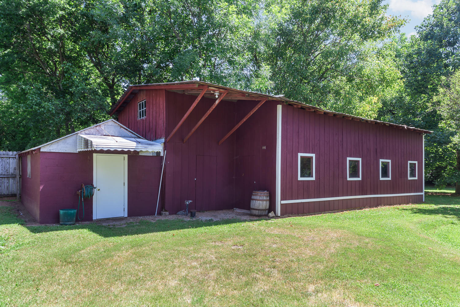 2448 Hickory Valley Road Chattanooga, TN 37421 - Photo 7 of 32 Barn & Block Building