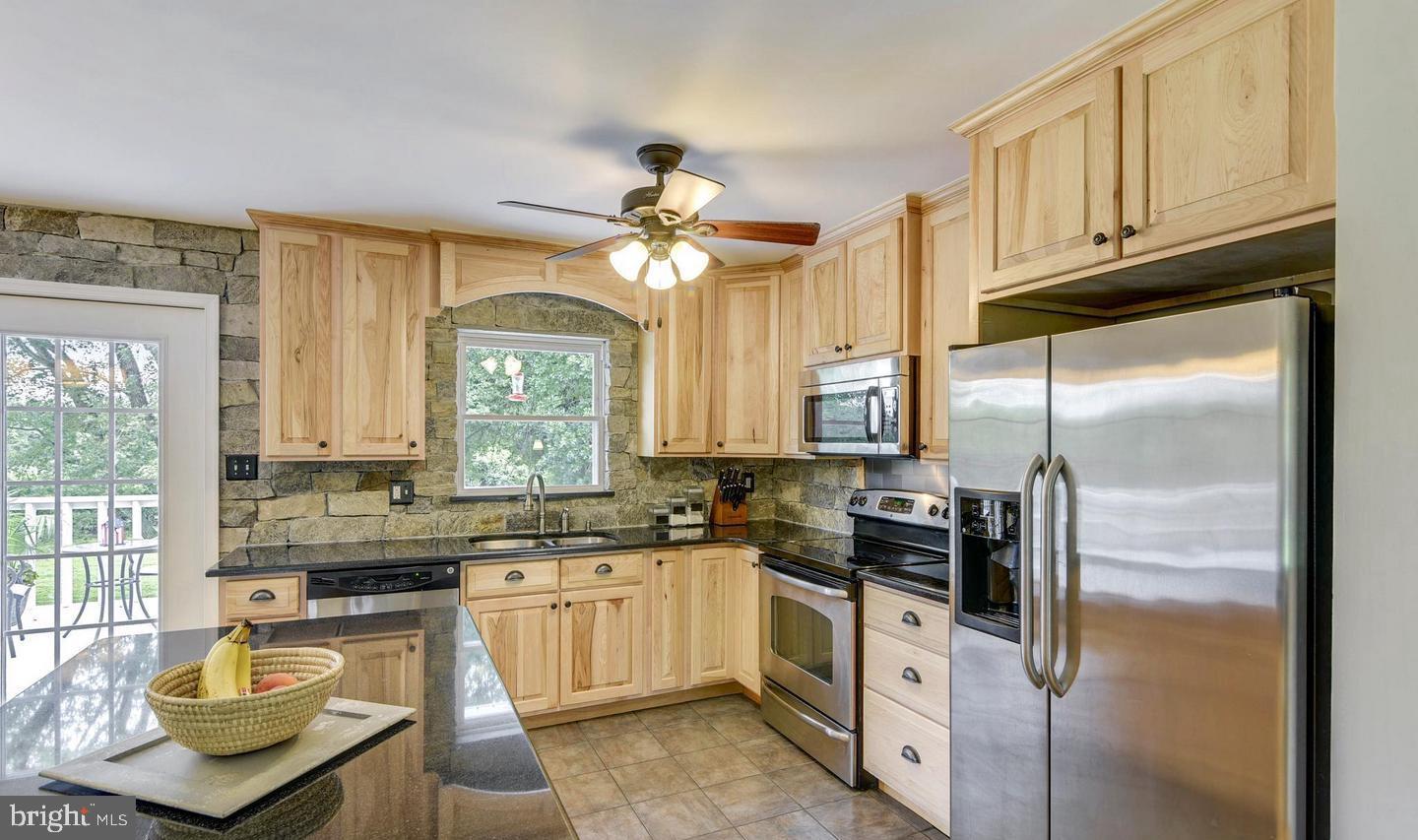 5057 Old Auburn Road Warrenton, VA 20187 - Photo 3 of 47 a kitchen with a sink stove and refrigerator