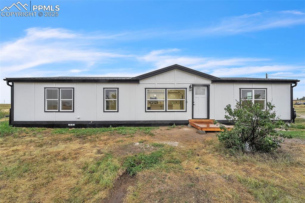 a view of a house with backyard and garden