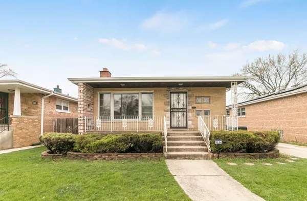 $299,900 | 9534 South Sacramento Avenue, Evergreen Park, IL 60805