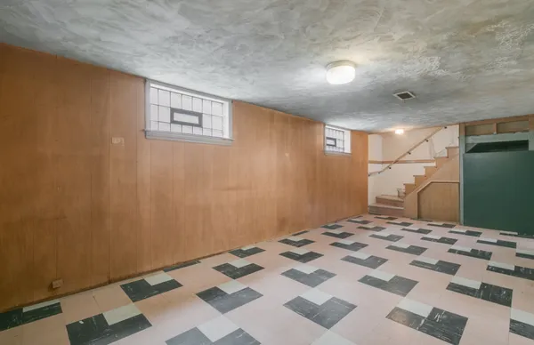 $299,900 | 9534 South Sacramento Avenue, Evergreen Park, IL 60805