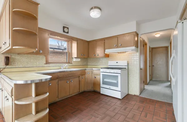 $299,900 | 9534 South Sacramento Avenue, Evergreen Park, IL 60805