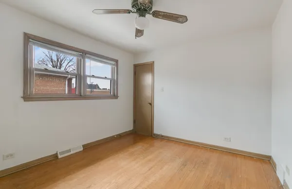 $299,900 | 9534 South Sacramento Avenue, Evergreen Park, IL 60805