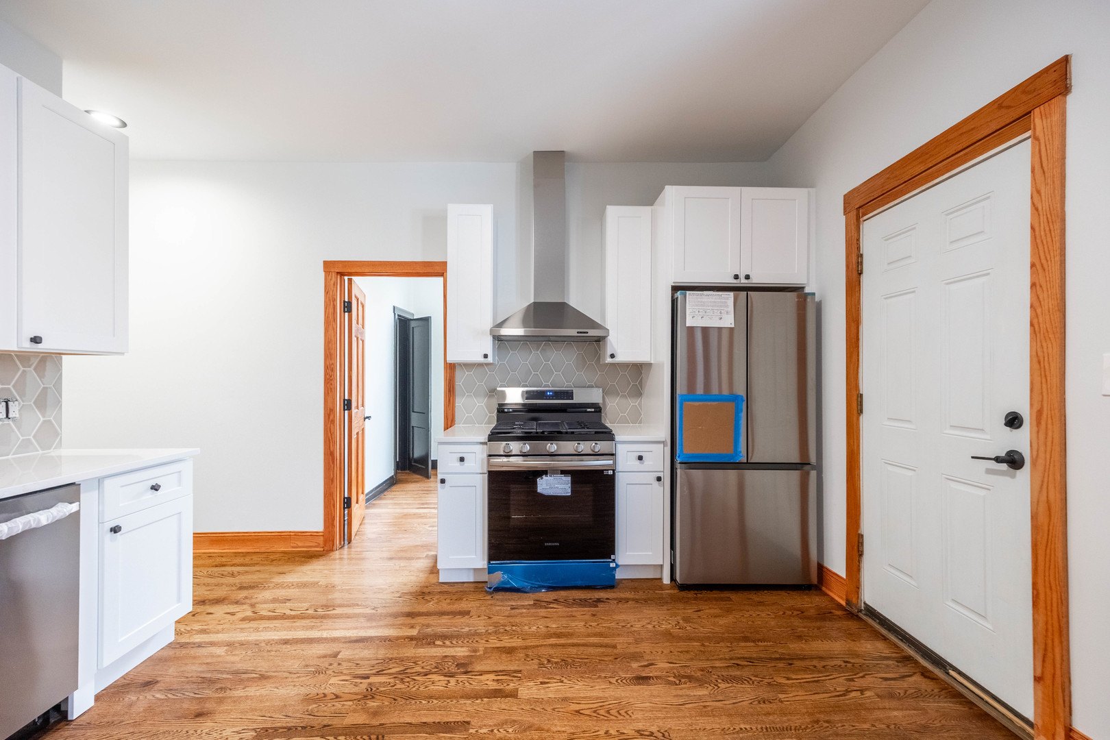 2842 West Augusta Boulevard, Unit 2E Chicago, IL 60622 - Photo 10 of 23 a kitchen with a stove a refrigerator and a stove
