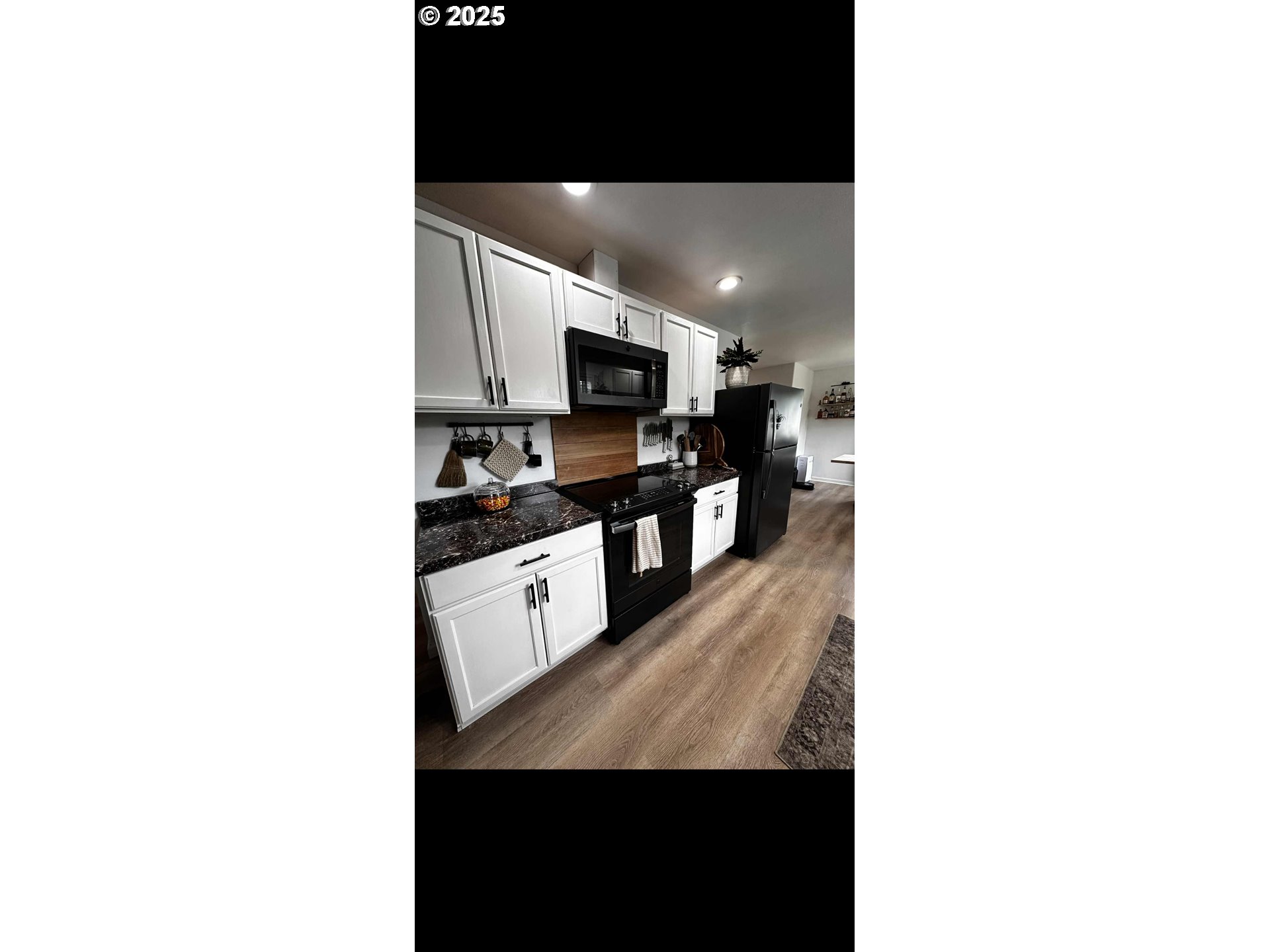 2136 Greenwood Avenue Reedsport, OR 97467 - Photo 17 of 20 a kitchen with stainless steel appliances a sink and a microwave