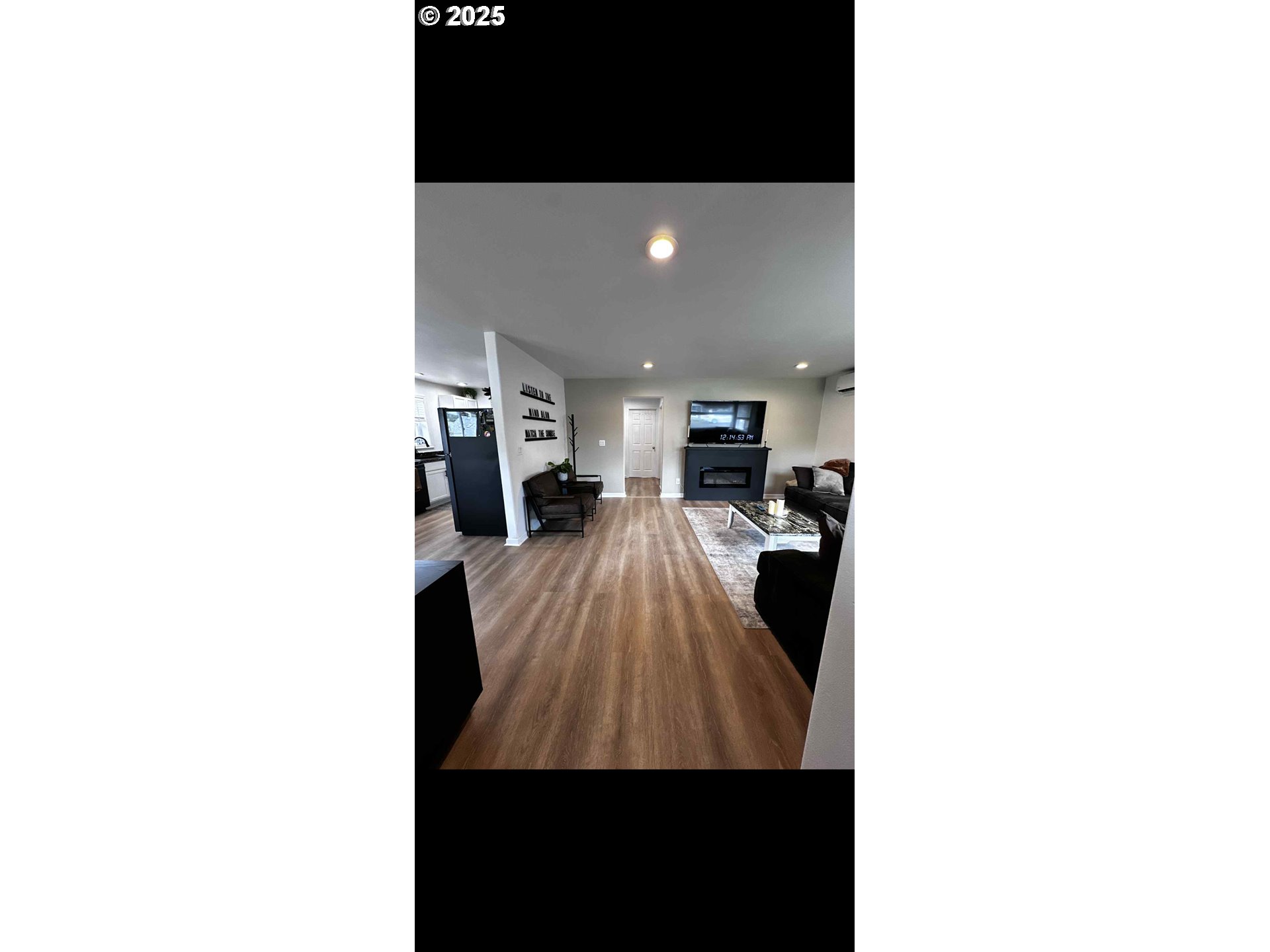 2136 Greenwood Avenue Reedsport, OR 97467 - Photo 10 of 20 a living room with a couch and a potted plant