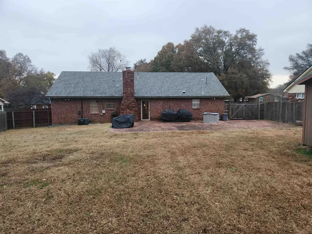a view of backyard with tub and chairs