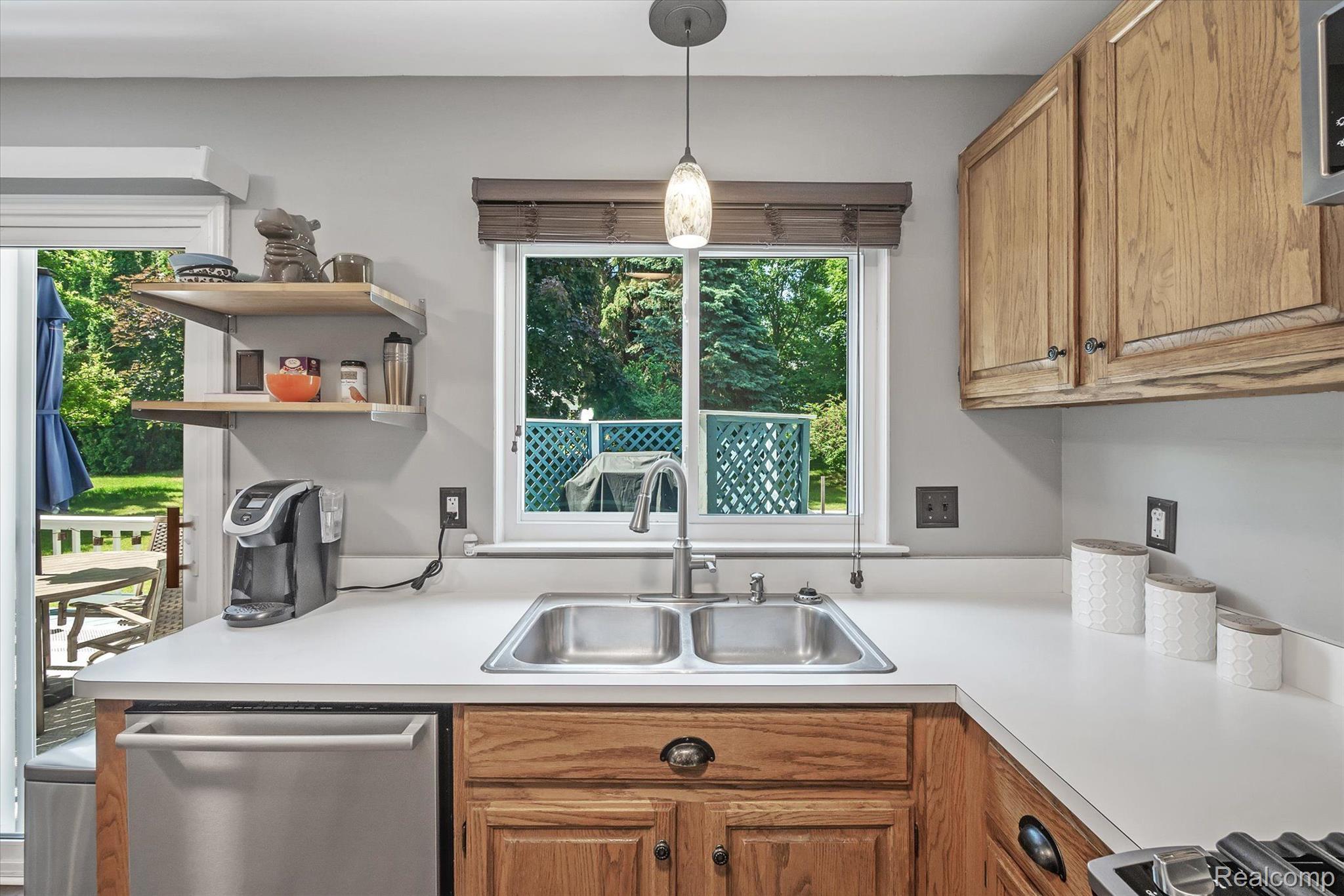 196 Parsons Lane Rochester, MI 48307 - Photo 14 of 43 Kitchen w/Pantry