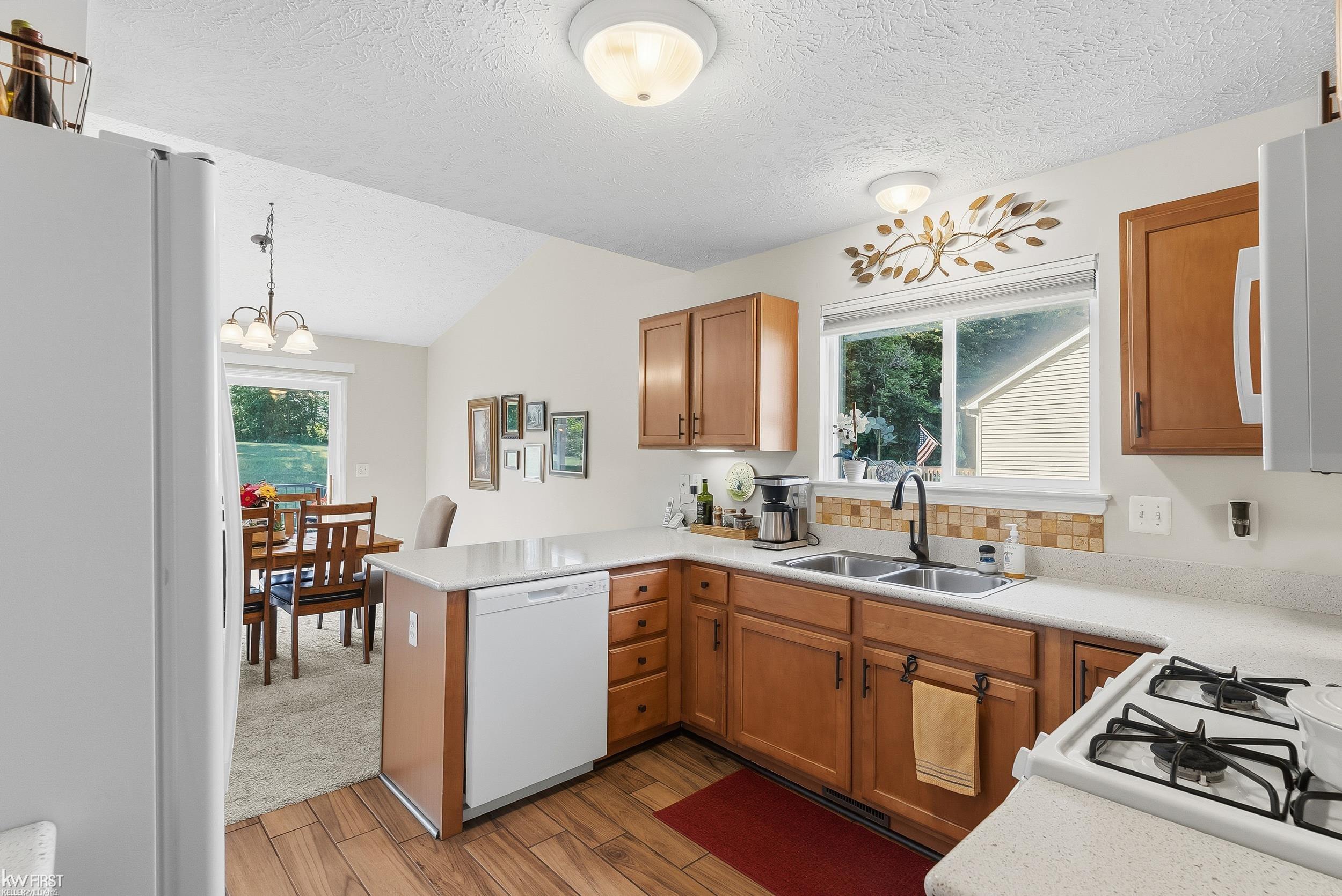 916 Spirea Howell, MI 48843 - Photo 5 of 42