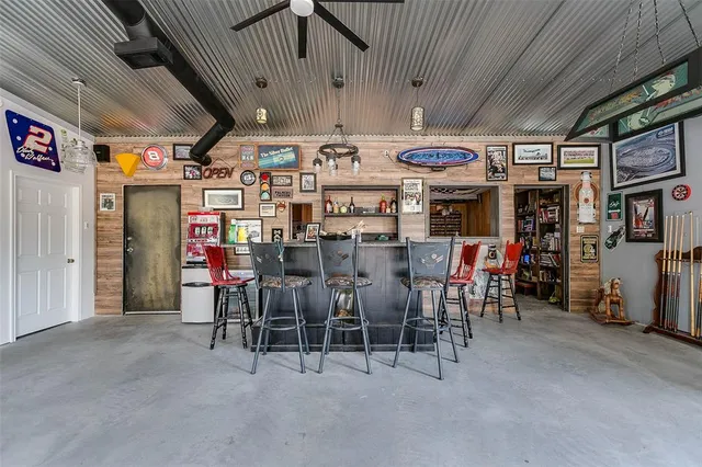 a view of the parking area