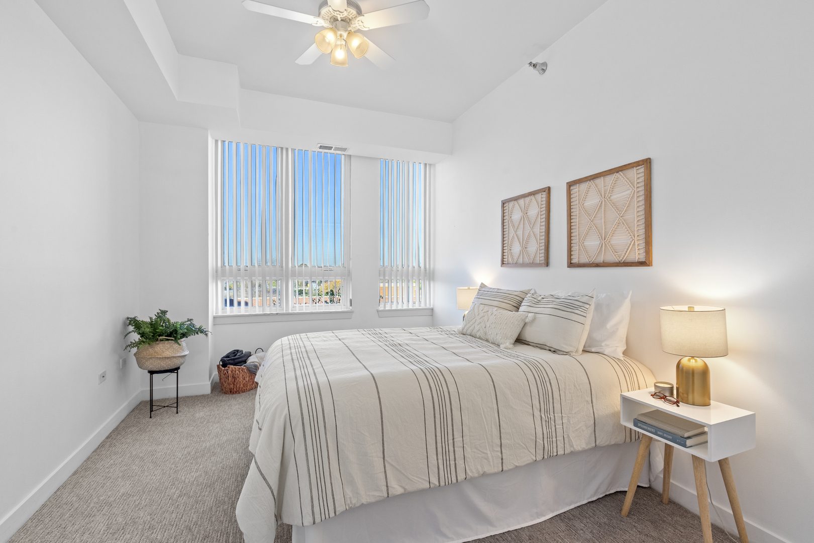 6000 North Cicero Avenue, Unit 404 Chicago, IL 60646 - Photo 11 of 15 a bedroom with a bed and a lamp