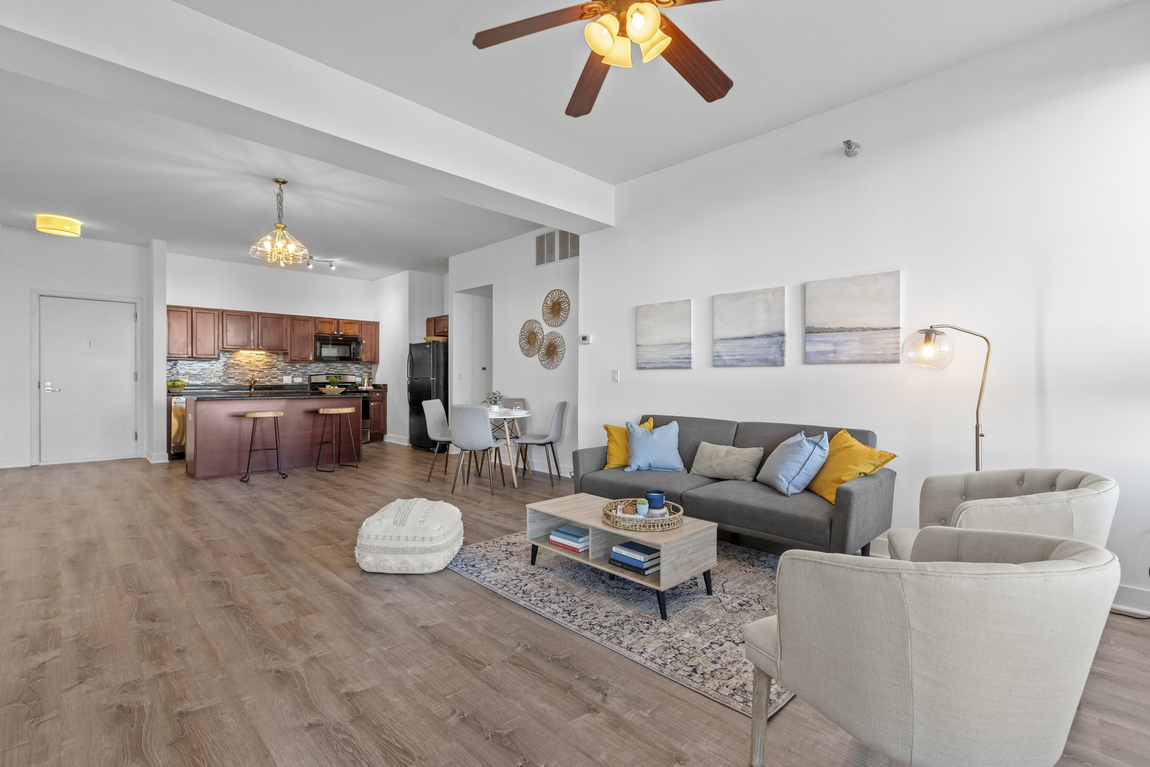 6000 North Cicero Avenue, Unit 404 Chicago, IL 60646 - Photo 5 of 15 a living room with furniture and a flat screen tv