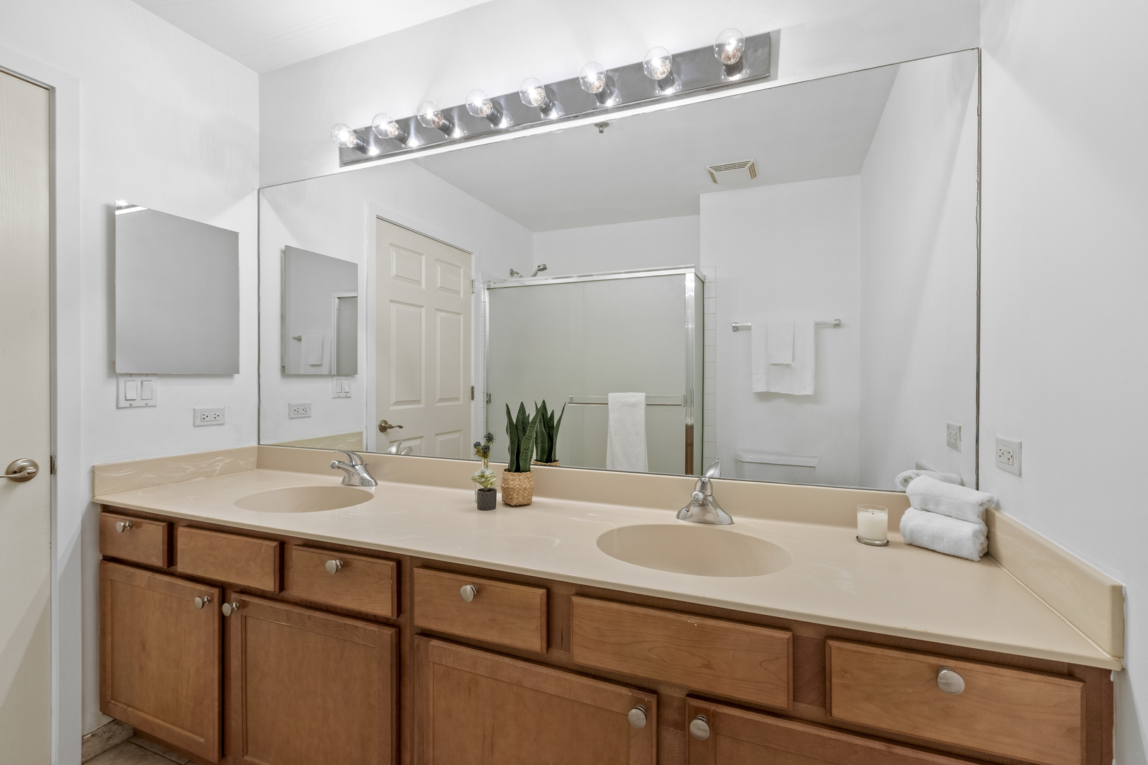6000 North Cicero Avenue, Unit 404 Chicago, IL 60646 - Photo 10 of 15 a bathroom with a sink and a mirror
